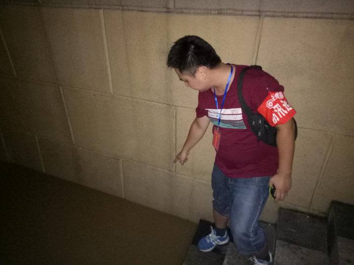 圖為公司防汛隊(duì)員正在夜間巡查水位漲勢(shì)情況.png